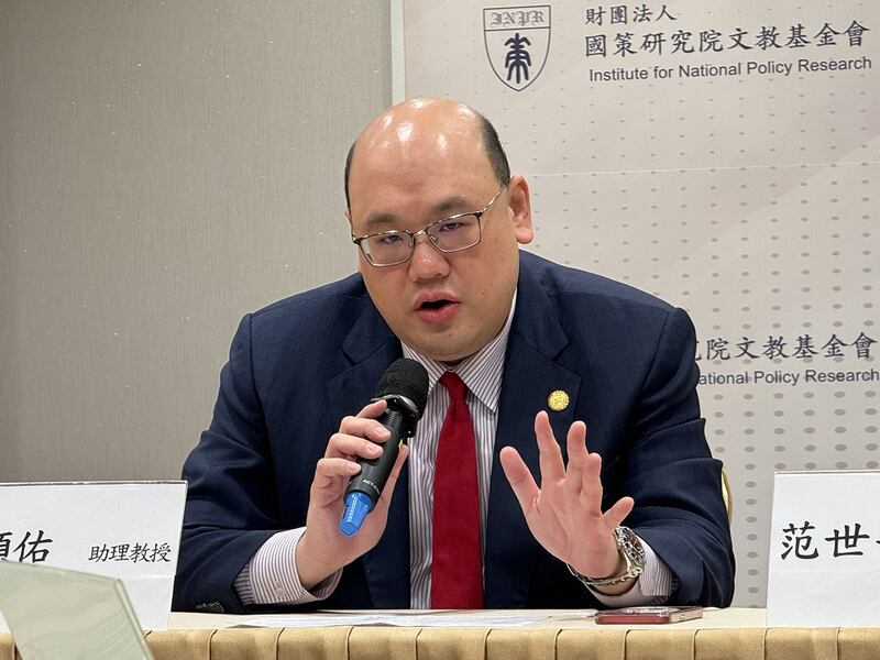 淡江大学国际事务与战略研究所助理教授林颖佑解析,为何中国经济下行,军费仍维持7.2%增长。(记者 黄春梅摄)