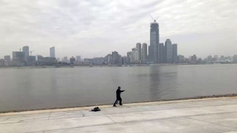 2月1日江边打太极的人。(郭晶拍摄)