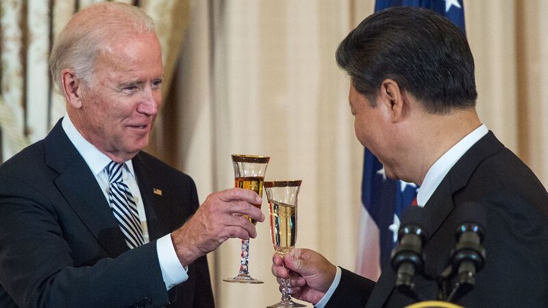 2015年9月25日,时任美国副总统乔•拜登(Joe Biden)、中共总书记习近平在华盛顿特区举办的国家午餐会上敬酒。(法新社)