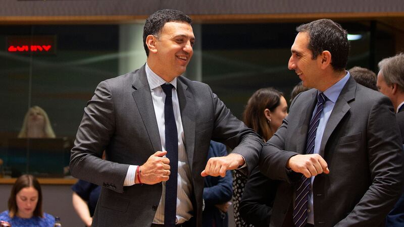 2020年3月6日，在比利时布鲁塞尔的一次讨论新冠疫情的会议上，希腊卫生部长Vassilis Kikilias（左）与塞浦路斯卫生部长Constantinos Ioannou用撞肘的方式打招呼。（美联社）