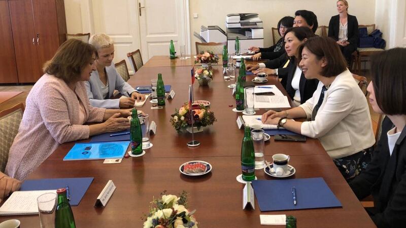 民进党籍立委林静仪(右二)今年夏天率团访问捷克议会,捷克议会副议长霍丝卡(左一)接见。(林静仪提供)