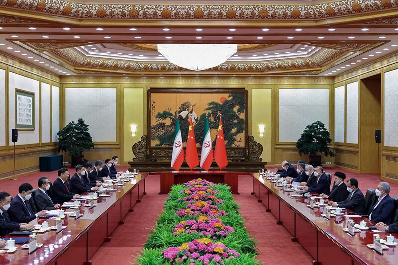 2023年2月14日,伊朗总统莱希在北京与中国领导人习近平举行双边会谈。(美联社)