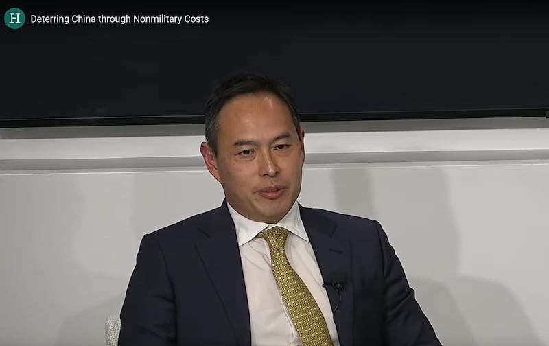 该报告作者之一、哈德逊研究所高级研究员李约翰(John Lee)在就这份报告举行的研讨会上警告说,针对中国对台湾的入侵意图,美国及盟国需要转变思维,接受威慑的成本和风险。(视频截图/哈德逊研究所官网)