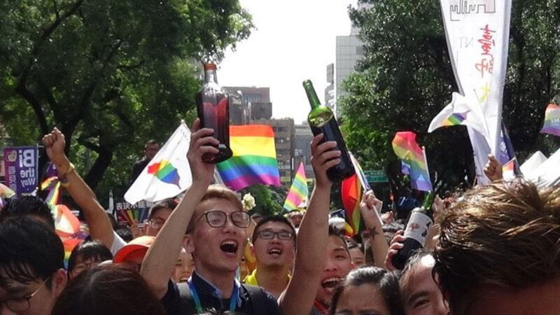 立法院长苏嘉全在国会殿堂宣布三读通过敲槌后,场外振奋。(记者夏小华摄)