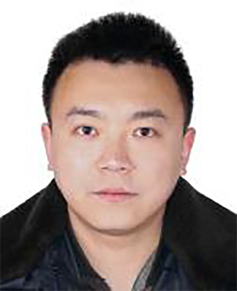 山东省公安厅本月初公开通缉掌士超。图为通缉令中的掌士超照片以及对他的描述:身高175厘米,体态中等,山东济南口音,涉嫌敲诈勒索犯罪。(央广网)