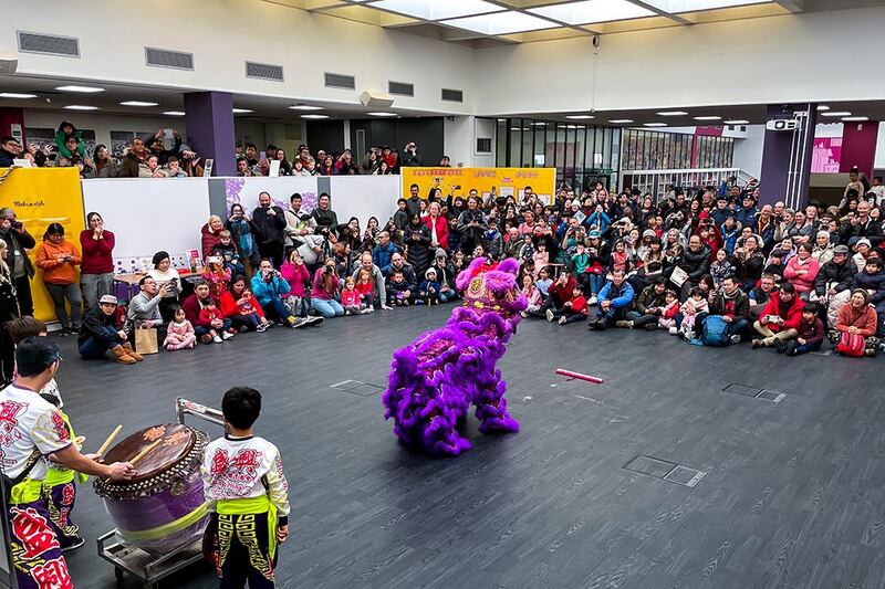 2023年1月22日,位于伦敦南部的萨顿市政府举办农历春节庆祝活动,现场吸引数百位港人到场参与。(摄影/洪雅芳)