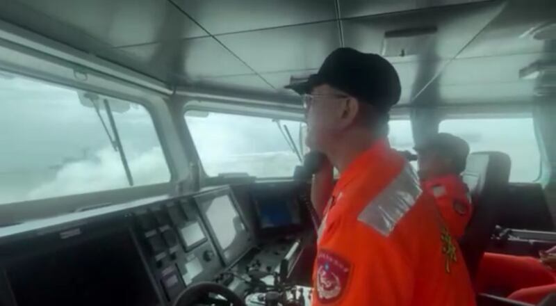 受康芮台风影响,金门海域阵风高达10至11级,陆方已启动「大风召回」防台警报,要求陆籍渔船全数就近返港避风,但中国海警船于今(30)日连续3天侵扰金门限制水域。(台湾的海巡署)