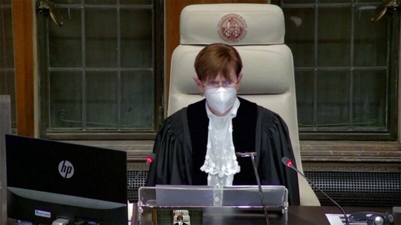 国际法院主审法官多诺霍(Joan Donoghue)在宣读判决时表示,“俄罗斯应立即暂停在2022年2月24日在乌克兰境内开始的军事行动,法院对俄罗斯军队在乌克兰大规模使用武力造成的人道悲剧严重关切。”(路透社视频截图)