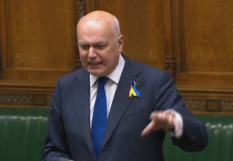 保守党议员、前保守党党魁伊恩·史密斯(Iain Duncan Smith)质疑英国在制裁行动上远远落后于美国,并点名香港候任特首李家超、现任特首林郑月娥、律政司司长郑若骅等已被美国制裁的中港官员,促请英国政府对他们祭出同样制裁。(推特截图)
