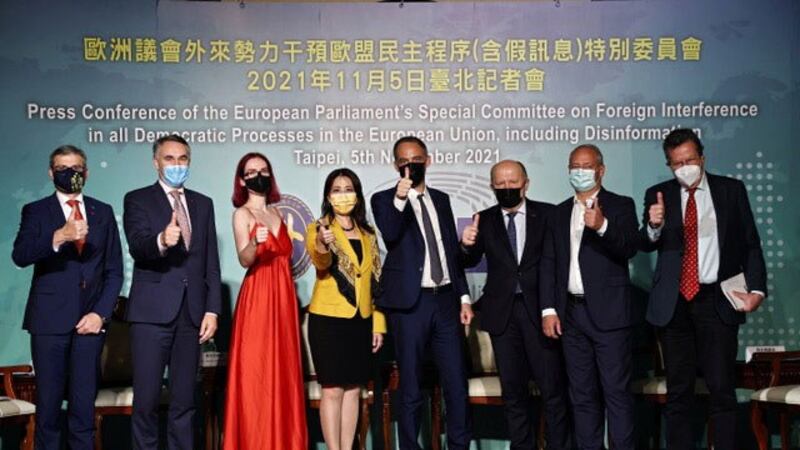 2021年11月5日,欧洲议会“外来势力干预欧盟民主程序(含假讯息)”(INGE)特别委员会代表团举行访台记者会。(路透图片)