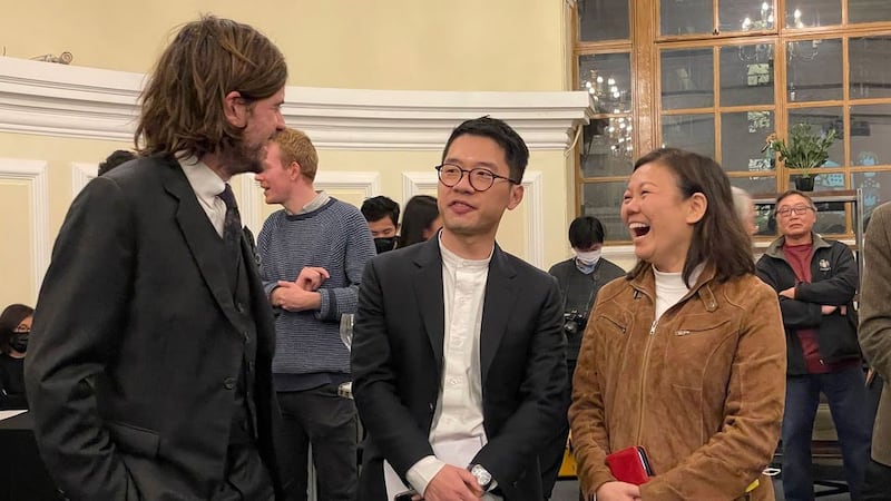 香港协会董事会成员，包括前香港立法会议员罗冠聪、关注少数族裔的香港融乐会创办人王惠芬(右一)，以及支持港人的英国音乐人温斯顿·马歇尔(Winston Marshall)(左一)。（呂熙攝）