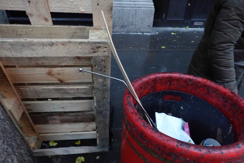 目击者Natalie表示,十多名来自主办方的人士突然冲向数名港人拳打脚踢,并把金属物体藏在衣服里作为武器。现场垃圾桶仍遗下金属棍和木条。(记者吕熙)