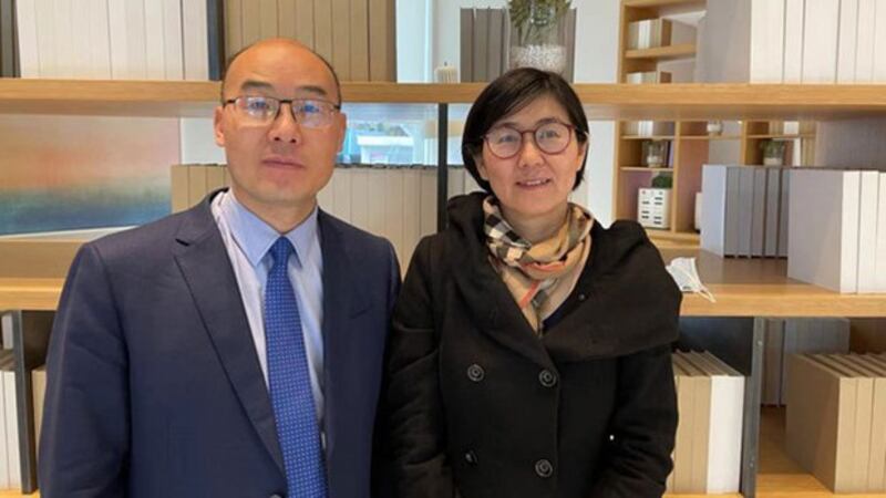中国人权律师王宇(右)摄于上海(王宇提供)
