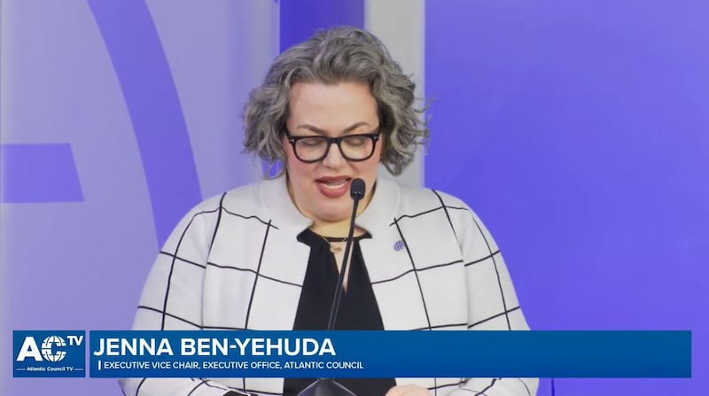 大西洋理事会执行副总裁本-耶胡达(Jenna Ben-Yehuda)在会上表示,气候变迁除了带来环境以及生活危害外,也形成新的战略安全问题。(视频截图/AtlanticCouncil)