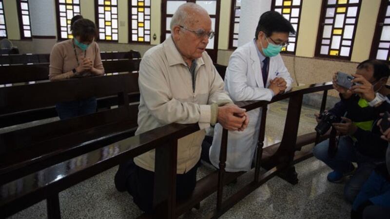 意大利身陷武汉肺炎肆虐,死伤惨重,在台湾奉献半世纪的80岁吕若瑟神父为家乡意大利祈祷。(罗东圣母医院提供)
