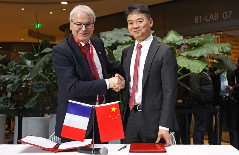 2018年1月9日,法孚集团执行委员会主席弗莱德里克·桑切斯(左)与京东集团董事局主席兼首席执行官刘强东(右)签署谅解备忘录,京东与法孚达成价值约(1亿欧元)8亿元人民币的技术合作项目,聚焦于京东“亚洲一号”智能仓储设备的升级。(法新社)