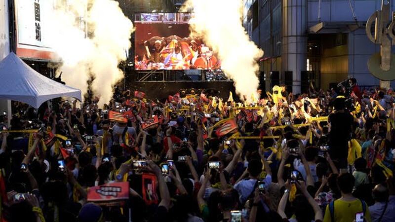 韩国瑜遭罢免,罢韩总部前群众欢声雷动。(记者 李宗翰摄)