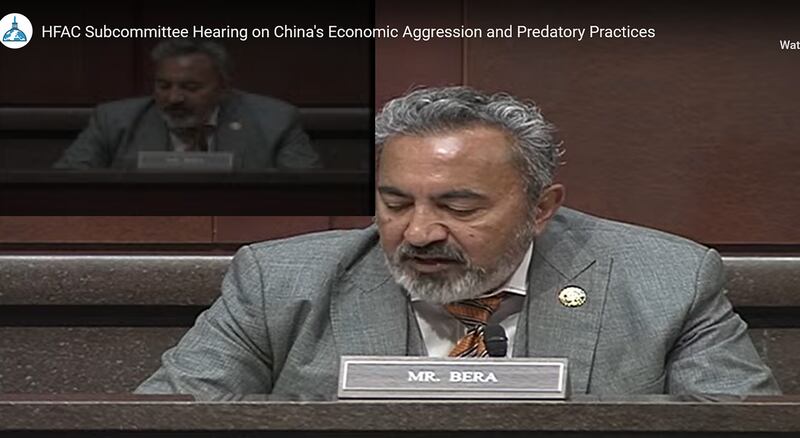 美国众议院外委会印太小组首席民主党议员阿米·贝拉(Ami Bera)在听证会上谈到,本届国会两院的两党议员已分别推出《2023年反经济胁迫法案》,该法案将为总统提供新的工具,以向面临中国经济胁迫的合作伙伴和盟友提供快速的经济支持,并让中国对其行为负责。(听证会截图/HFAC)