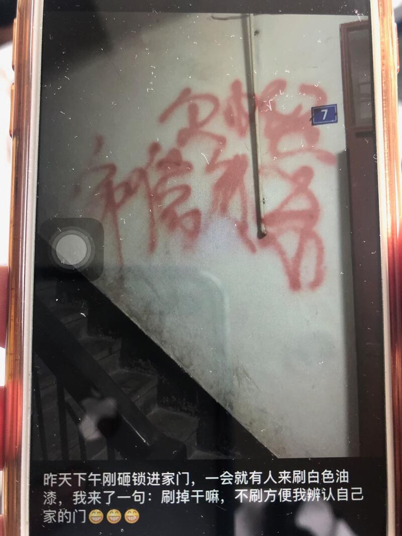 廖强指出,有教友家遭喷漆。(廖强提供)