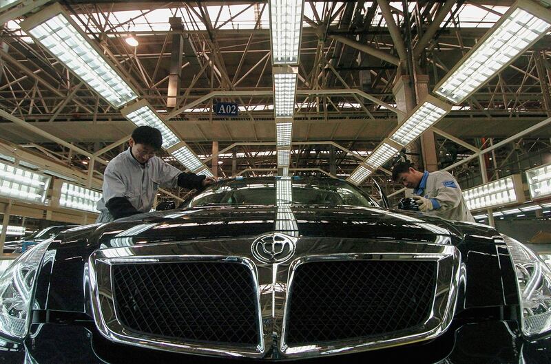 图为,工人在中国东北沈阳汽车装配线上。(美联社图片)