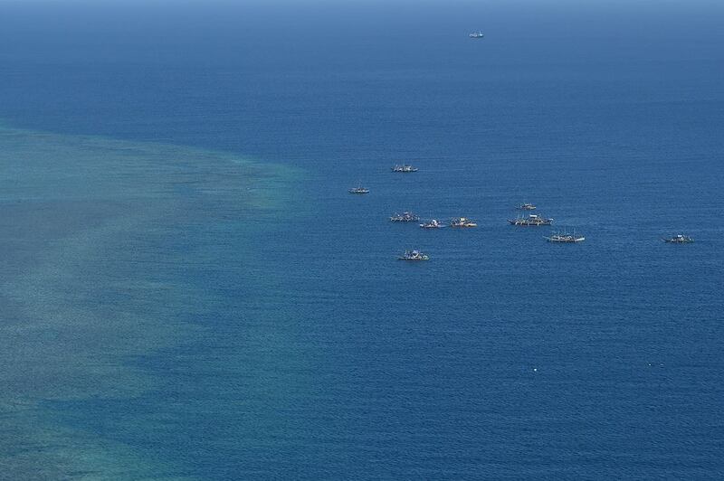 2024年2月16日，菲律宾渔船在有争议的南海黄岩岛附近。（法新社）