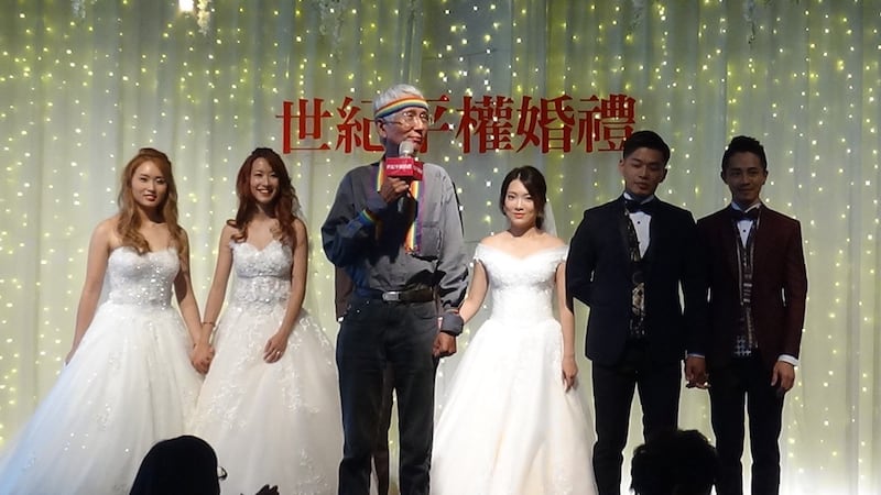 祁家威在争取到台湾通过同性婚姻专法隔天,为同性恋伴侣证婚。(记者夏小华摄)