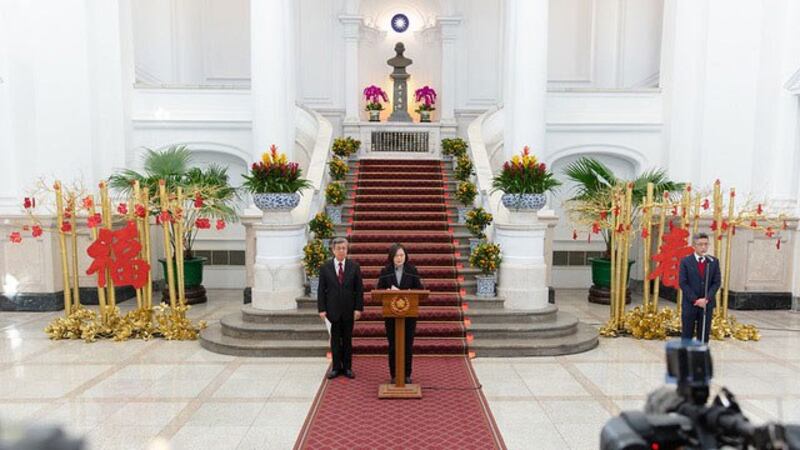 蔡英文总统30日表示持续向陆方沟通包机事宜。(总统府提供)