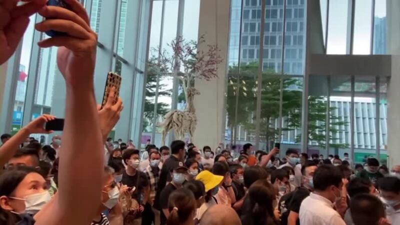 2021年9月13日,恒大位于深圳的总部遭到投资民众的抗议围堵。(路透社视频截图)