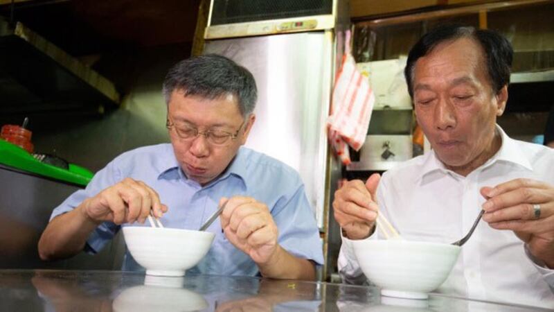 郭台铭与柯文哲一起吃米粉汤。（台湾民众党提供）