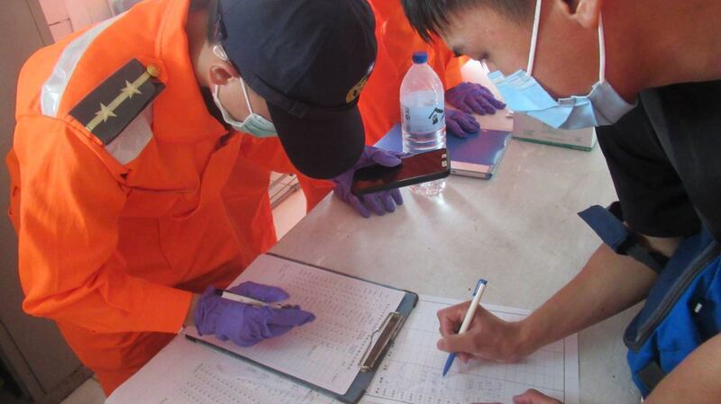 去年东沙岛上净滩活动。(台湾海巡署提供)