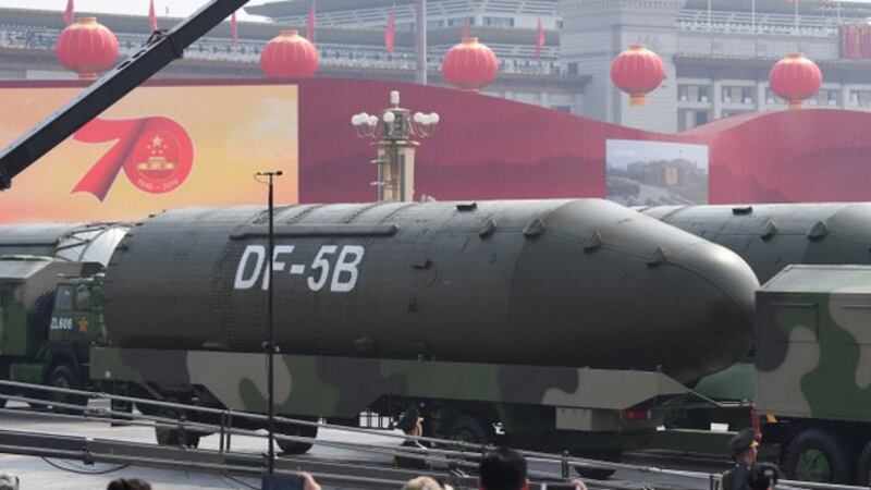 习近平两会期间对全国人大解放军和武警代表团说,当前中国安全形势“不稳定、不确定性较大”,全军要统筹好“建设和备战关系”,做好准备随时应对各种复杂困难局面。(法新社)