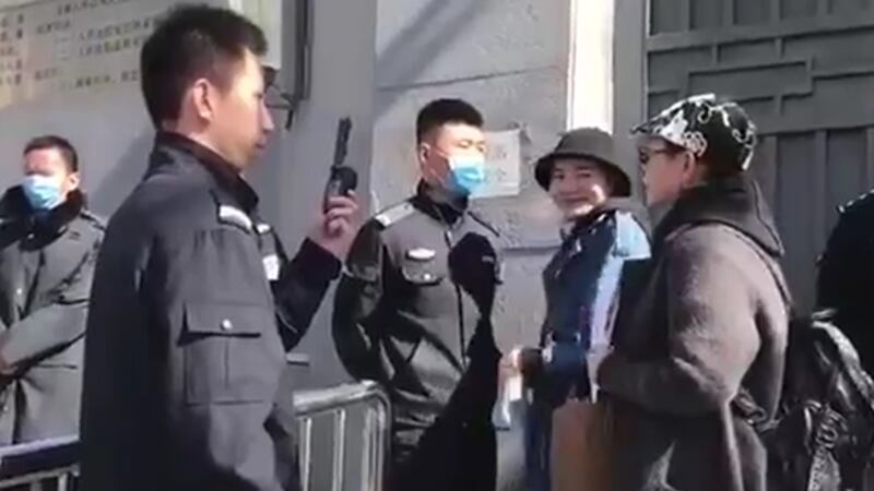 2019年3月21日,最高法院立案大厅门外有公安戒备,阻止李文足(右三)等人进入立案大厅。(李文足推特)