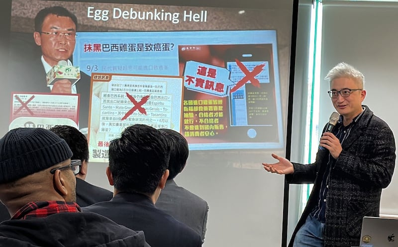 台湾人工智慧实验室(Taiwan AI Labs)创办人杜奕瑾17日发布“台湾大选认知操作观察讨论会议”数据。(记者夏小华摄)