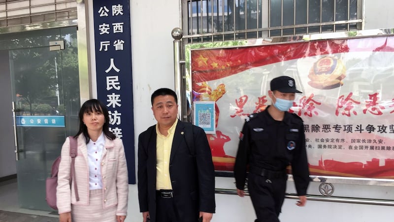 2021年4月29日,常玮平妻子陈紫鹃(左)在律师任全牛陪同下到山西省公安厅进行控告。(陈紫鹃独家提供)
