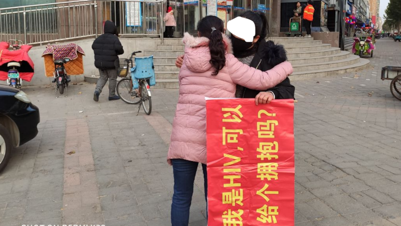 有个大姐了解她的活动后主动上去给她一个拥抱,小露说,“被人理解支持的感觉真好。”(受访者提供)