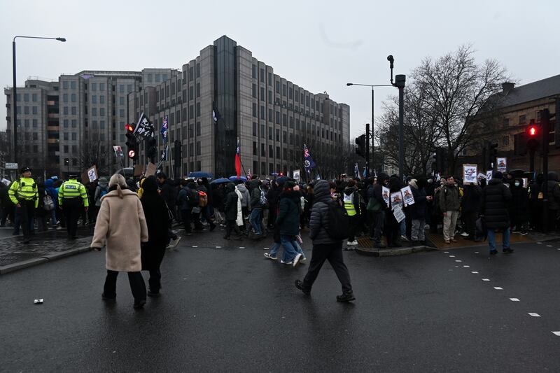 大批警方其後增援，將示威者分隔在十字路口四方的行人路上，但其後響應呼籲集體按交通燈號過馬路，警方未有制止。（梁銘康攝）