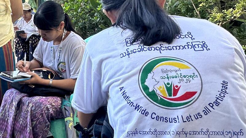 ရန်ကုန်မြို့ နေရာတချို့တွင် သန်ခေါင်းစာရင်းကောက်ယူနေသည်ကို ၂၀၂၄ ခုနှစ်၊ အောက်တိုဘာလ ၉ ရက်က တွေ့ရစဥ်။ (RFA Photo)