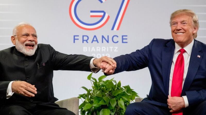 特朗普是否连任,也可能影响莫迪看待印太战略的态度。图为特朗普和莫迪在2019年于法国举行的七国峰会见面。(美联社)