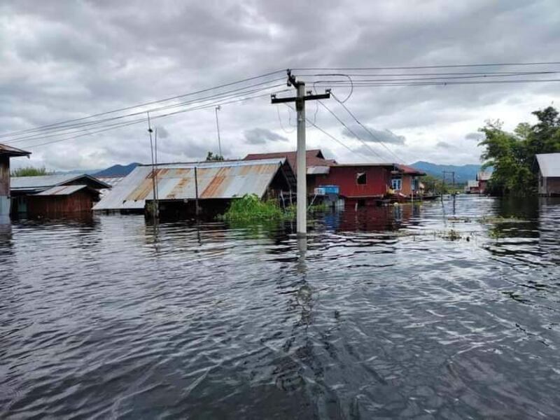 ရှမ်းပြည်နယ်တောင်ပိုင်း ညောင်ရွှေမြို့နယ် အင်းလေးဒေသတွင် ရေနစ်မြုပ်နေသည့် နေအိမ်များအား ၂၀၂၄ ခုနှစ် စက်တင်ဘာ ၁၄ ရက်နေ့က တွေ့ရစဉ်။ (Citizen Photo)