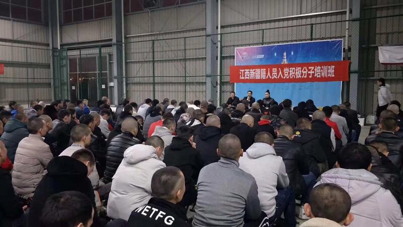 新疆伊犁一批哈萨克族人，2019年初被当地政府转往江西南昌，受聘于中国航天集团旗下一军方企业，他们在下班后被要求学习汉语，甚至被要求加入中国共产党。（志愿者提供/记者乔龙）