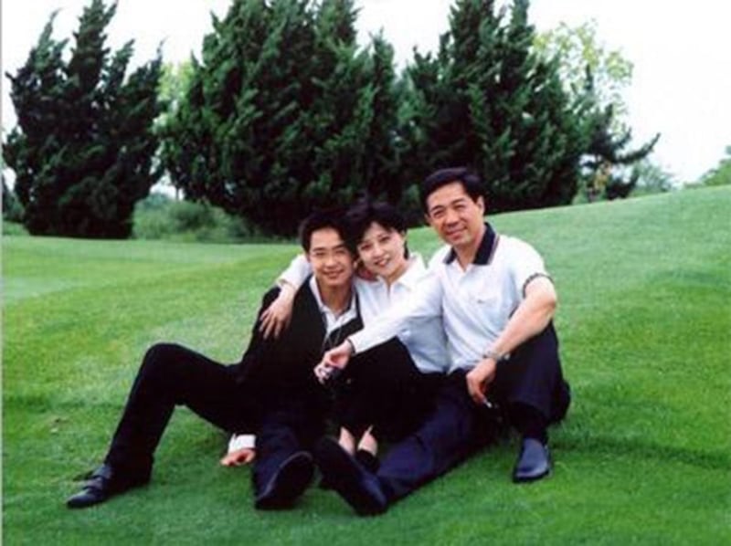 薄熙来、谷开来和薄瓜瓜一家。(Public Domain)