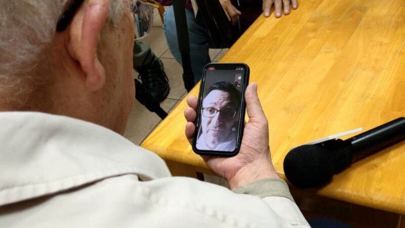 在台湾的吕若瑟神父与意大利天主教灵医会总会秘书长GIANFRCO连系了解当地需要的防疫物资。(罗东圣母医院提供)