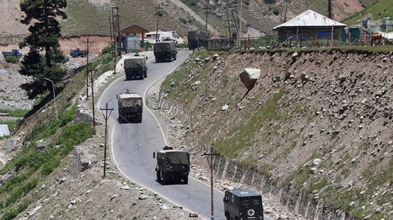 2020年6月15日在印占克什米尔地区行进的印度军车 （路透社）