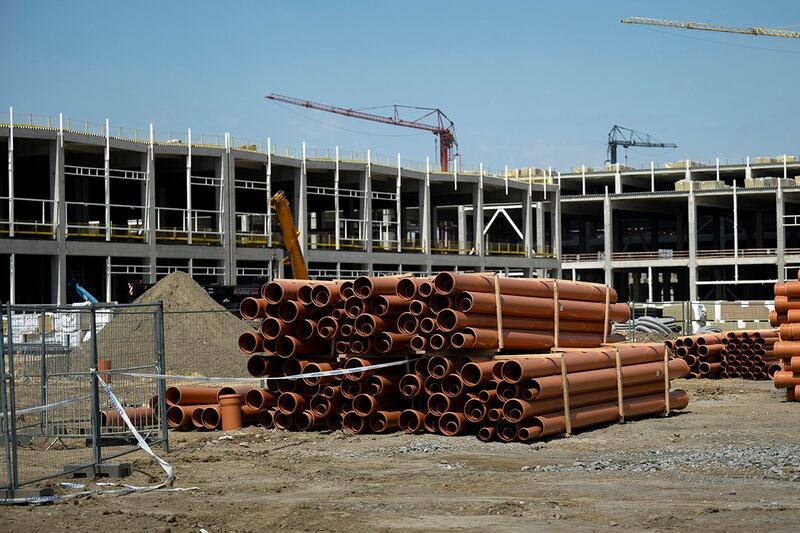 中国的宁德时代公司投资的电动车电池工厂,正在匈牙利的德布勒森市兴建当中。摄于2024年5月日。(美联社图片))