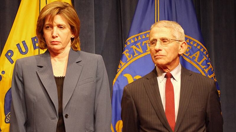 CDC呼吸道疾病暨免疫中心主任梅森尼尔(左)与国立卫生研究院过敏症及传染病研究所主任弗契28日说,美国民众感染“武汉肺炎”风险低。(自由亚洲电台记者郑崇生华盛顿摄)