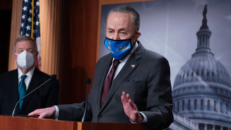 美国参议院多数党领袖舒默 (Chuck Schumer) 23日也要求国会议员为近期国防政策法案的计划增添紧急资金,授权政府对半导体业实施奖励措施,以促进美国的半导体制造和研究。(美联社图片)