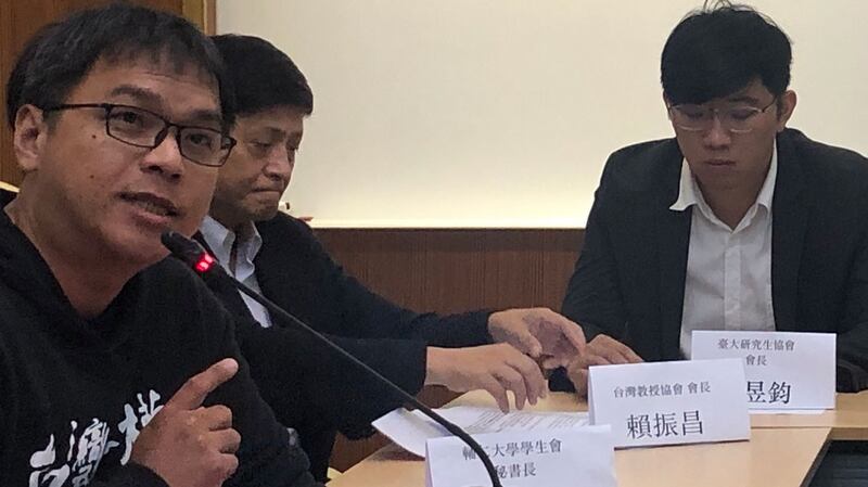 台湾学生团体和教师团体召开记者会呼吁拒绝参加统战目的交流活动。(记者夏小华摄)