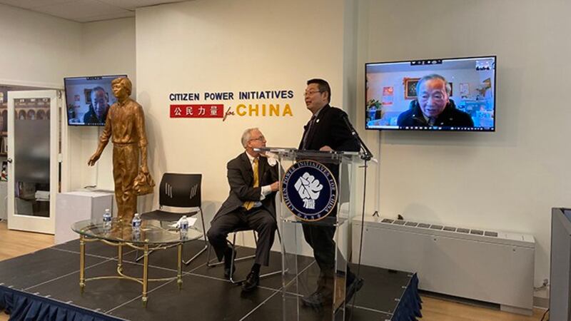 1月7日,旅美法学家程干远英文新书《中共统战部揭秘》在华盛顿人权组织“公民力量”会议室举行首发式。他通过Skype发表致辞。(记者王允摄影)