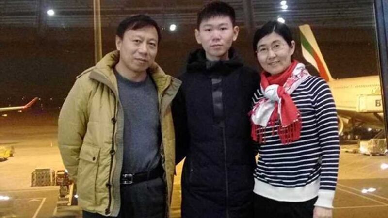 中国维权律师王宇(右)全家合影,中为王宇的儿子包卓轩。(王宇提供)