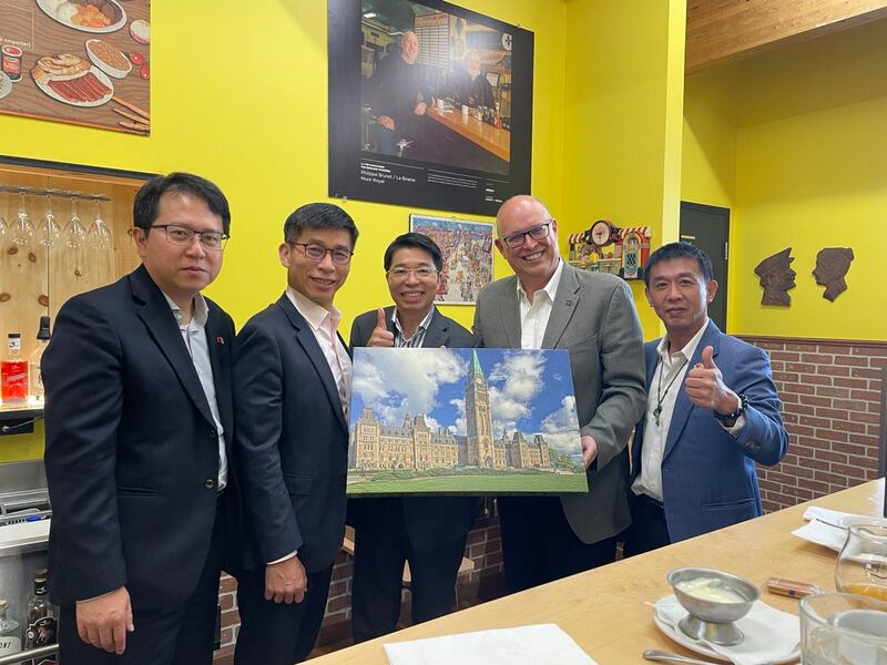 台湾驻加拿大代表陈文仪(右三)即将离任,加拿大众议员贝哲洪(Stephane Bergeron,右二)特别赠送一幅国会山庄油画留念。贝哲洪与台湾立委邱志伟(左一)、锺佳滨(左二)、许智杰(右一)会面,表达对台湾的支持。 (驻加拿大台北经济文化代表处提供)